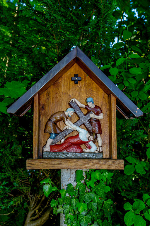 Image: 09 Jesus fällt zum dritten Mal unter dem Kreuz _JA 32139 Kreuzweg im neuen Friedhof Hohenried.jpg